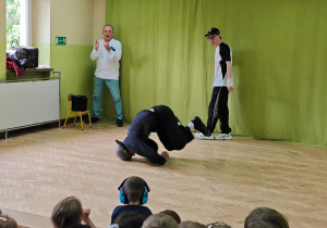 Dzieci oglądają pokaz taneczny breakdance.