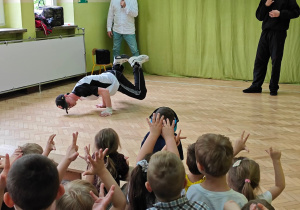 Dzieci oglądają pokaz taneczny breakdance.