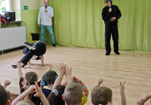 Dzieci oglądają pokaz taneczny breakdance.