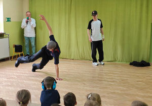 Dzieci oglądają pokaz taneczny breakdance.