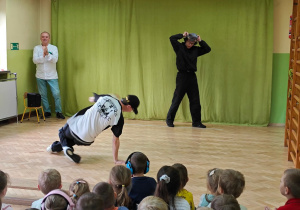 Dzieci oglądają pokaz taneczny breakdance.