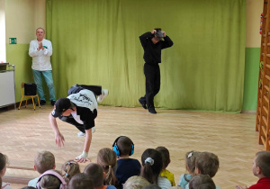 Dzieci oglądają pokaz taneczny breakdance.