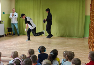 Dzieci oglądają pokaz taneczny breakdance.