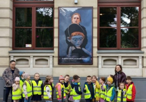 Dzieci stoją przed Teatrem Arlekin.
