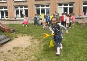 Dzieci biorą udział w wewnątrzprzedszkolnej Spartakiadzie.
