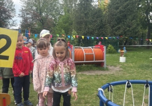 Dzieci biorą udział w wewnątrzprzedszkolnej Spartakiadzie.