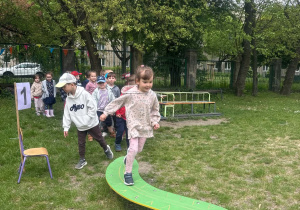 Dzieci biorą udział w wewnątrzprzedszkolnej Spartakiadzie.