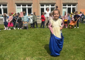 Dzieci biorą udział w wewnątrzprzedszkolnej Spartakiadzie.