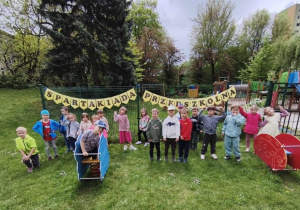Dzieci biorą udział w wewnątrzprzedszkolnej Spartakiadzie.