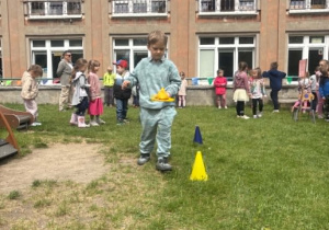 Dzieci biorą udział w wewnątrzprzedszkolnej Spartakiadzie.