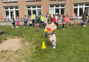 Dzieci biorą udział w wewnątrzprzedszkolnej Spartakiadzie.