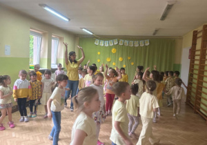 Dzieci biorą udział w świętowaniu Dnia Żółtego.