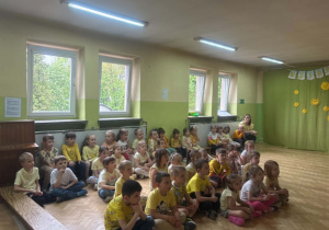 Dzieci biorą udział w świętowaniu Dnia Żółtego.