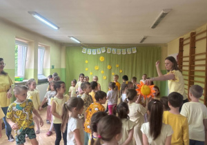 Dzieci biorą udział w świętowaniu Dnia Żółtego.