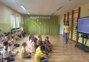 Dzieci biorą udział w świętowaniu Dnia Żółtego.