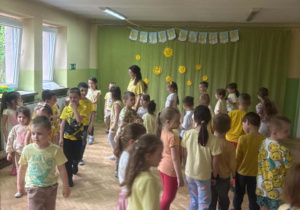Dzieci biorą udział w świętowaniu Dnia Żółtego.