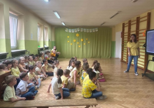 Dzieci biorą udział w świętowaniu Dnia Żółtego.