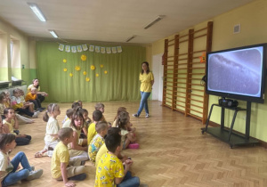 Dzieci biorą udział w świętowaniu Dnia Żółtego.