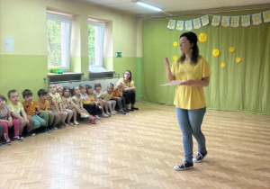 Dzieci biorą udział w świętowaniu Dnia Żółtego.