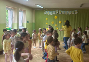 Dzieci biorą udział w świętowaniu Dnia Żółtego.