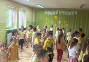 Dzieci biorą udział w świętowaniu Dnia Żółtego.