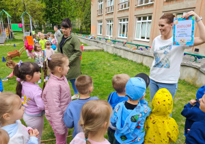 Dzieci otrzymują dyplom za udział w Przedszkolnej Spartakiadzie.