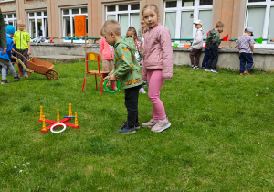 Dziecko gra w serso.