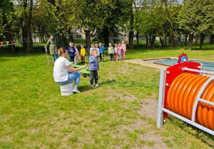 Dziecko przeszło po równoważni i puszcza bańki mydlane.