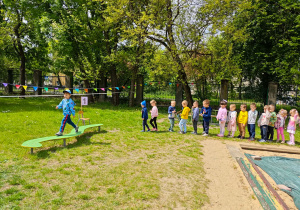 Dziecko przechodzi po równoważni.