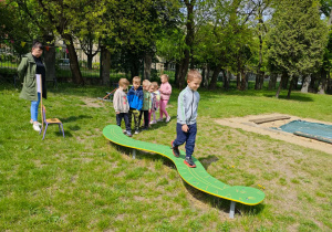 Dziecko przechodzi po równoważni.