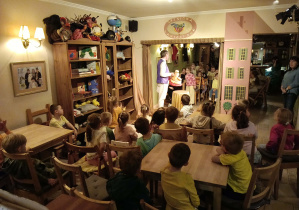 Dzieci oglądają przedstawienie.