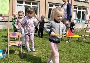 Dzieci uczestniczące w konkurencjach sportowych.