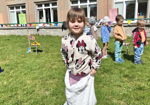 Dzieci uczestniczące w konkurencjach sportowych.