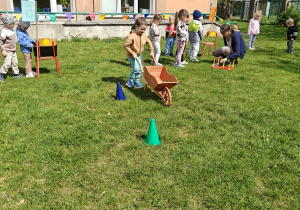 Dzieci uczestniczące w konkurencjach sportowych.