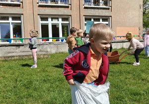Dzieci uczestniczące w konkurencjach sportowych.