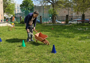 Dzieci uczestniczące w konkurencjach sportowych.
