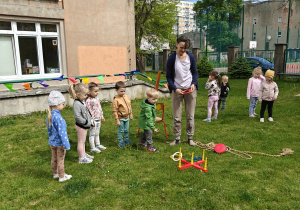 Dzieci uczestniczące w konkurencjach sportowych.