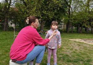 Dziecko dmucha bańki.