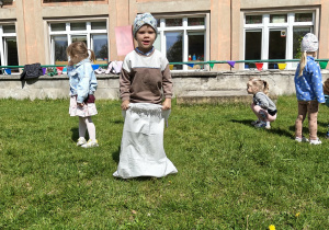 Dzieci uczestniczące w konkurencjach sportowych.
