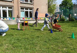 Dzieci uczestniczące w konkurencjach sportowych.