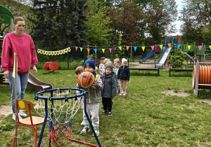 Dzieci uczestniczące w konkurencjach sportowych.