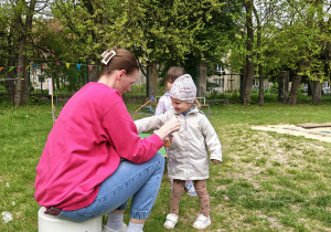 Dzieci uczestniczące w konkurencjach sportowych.