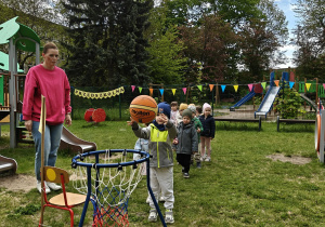Dzieci uczestniczące w konkurencjach sportowych.