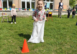 Dzieci uczestniczące w konkurencjach sportowych.