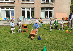 Dzieci uczestniczące w konkurencjach sportowych.