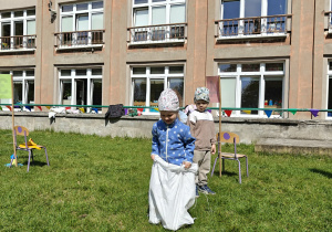 Dzieci uczestniczące w konkurencjach sportowych.