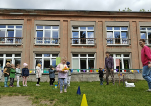 Dzieci uczestniczące w konkurencjach sportowych.