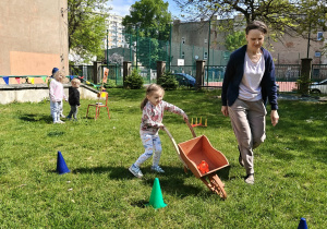 Dzieci uczestniczące w konkurencjach sportowych.