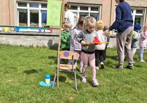 Dzieci uczestniczące w konkurencjach sportowych.