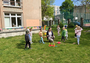Dzieci uczestniczące w konkurencjach sportowych.